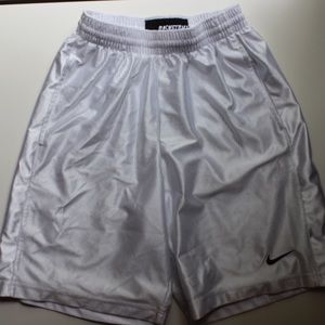 NIKE BASKETBALL SHORTS WHITE